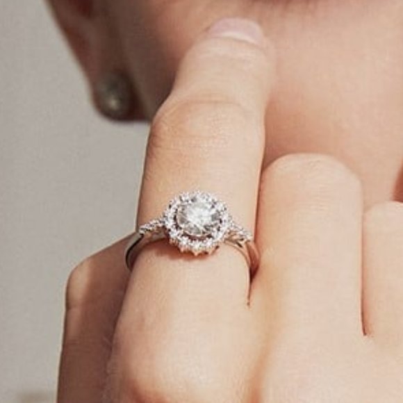 1 Carat Moissanite Ring with 925 Sterling Silver Band, D, VVS1 - Picture 6 of 7